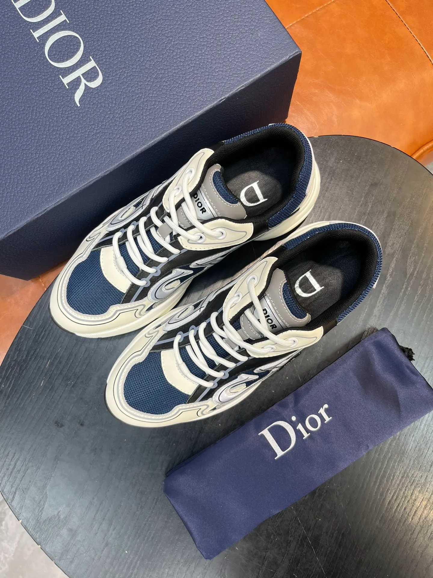Factory price 540💰Dior B22 men's jogging fashion sneakers. This item draws inspiration from retro jogging shoes. It adopts a thick low-top design, with an upper made of leather and mesh fabric, and a black and white engraved rubber sole. Decorated with an embossed "CD" logo on the side. Code number: 39-44